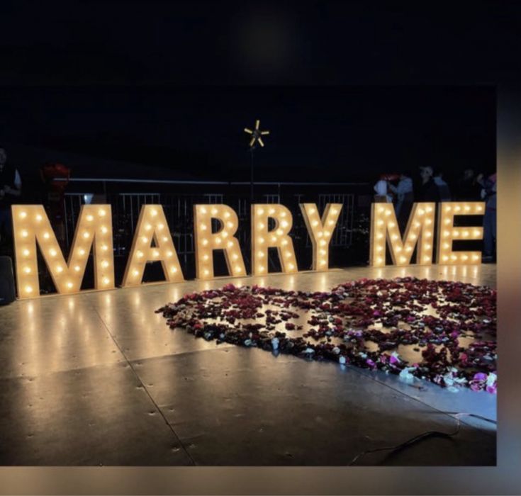 Салюты фейрверки и MARRY ME буквы