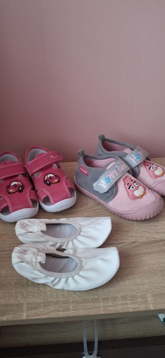 Детски пантофи и цвички