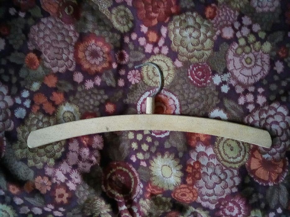 Дървена закачалка