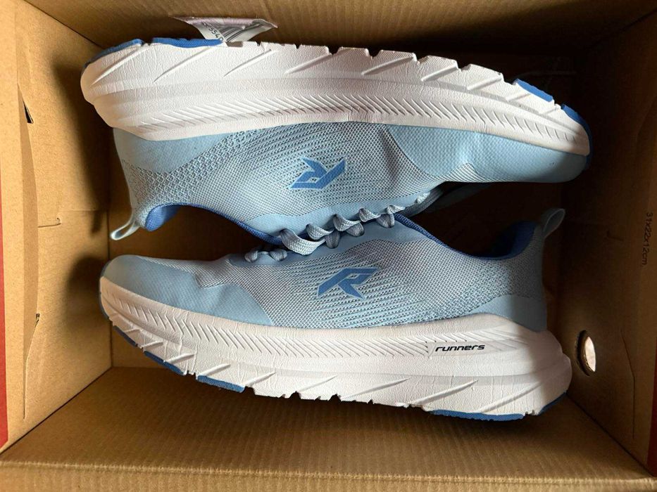 Продавам чисто нови дамски маратонки за бягане (runners)