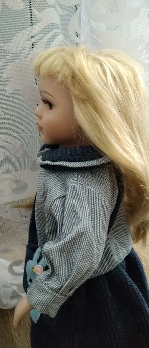 Кукла фарфоровая