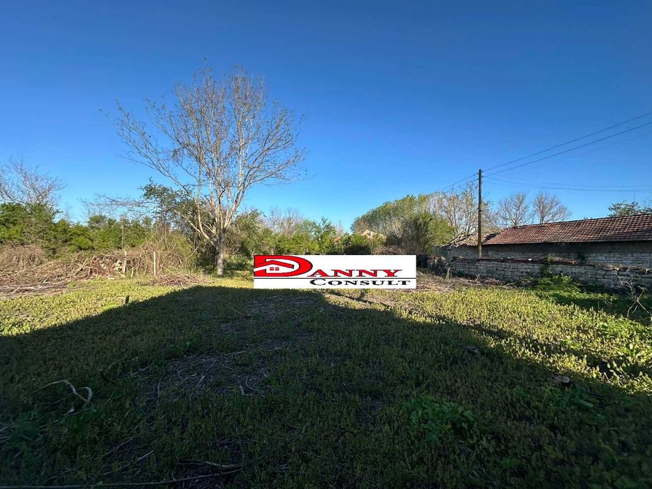 Стара къща с двор и кладенец в с. Горски Сеновец