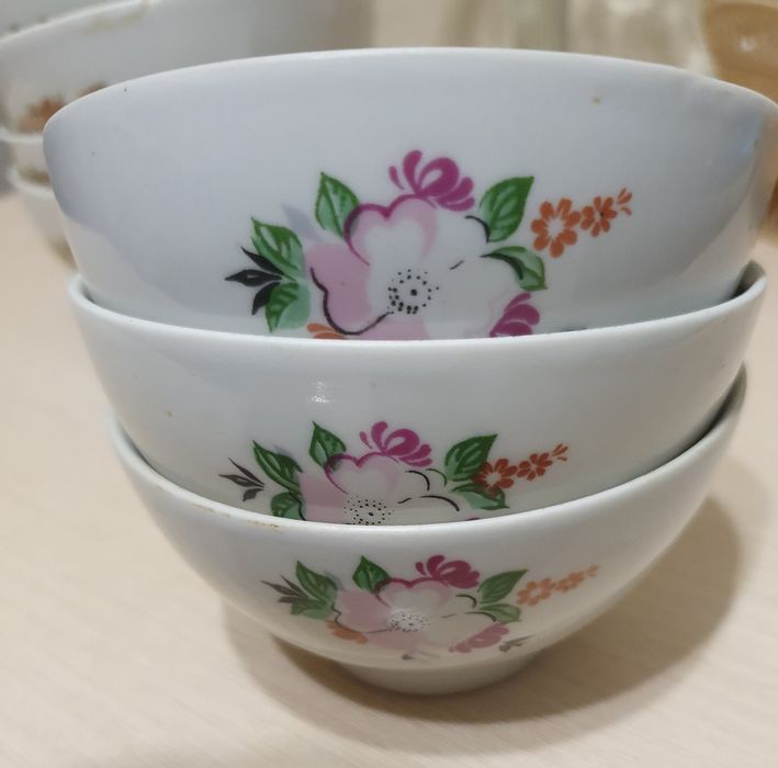 Стаканы, пиалы, сахарница, тарелки.