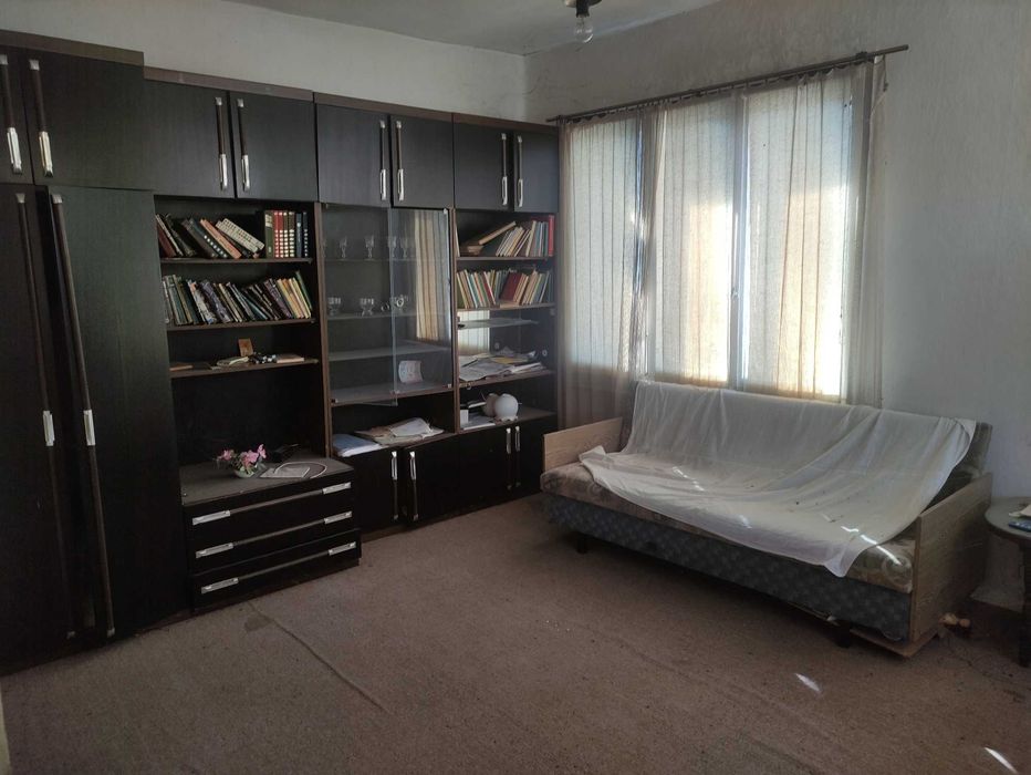 Продават се първи и трети етаж от къща