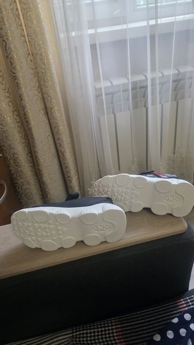 Продам новые летние кроссовки 32р