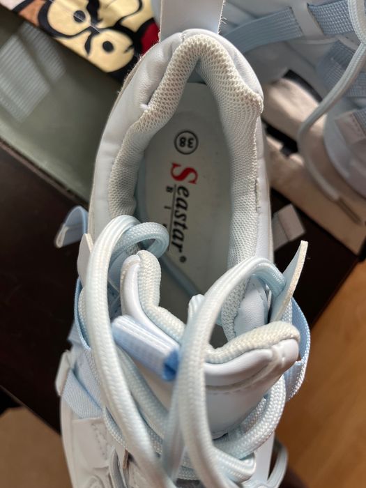 Светлосини нови обувки