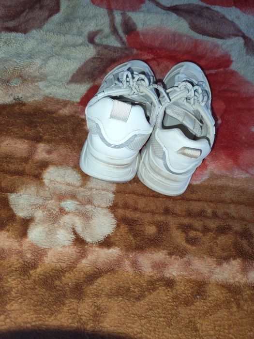 Adidași albi, sunt folosiți o dată