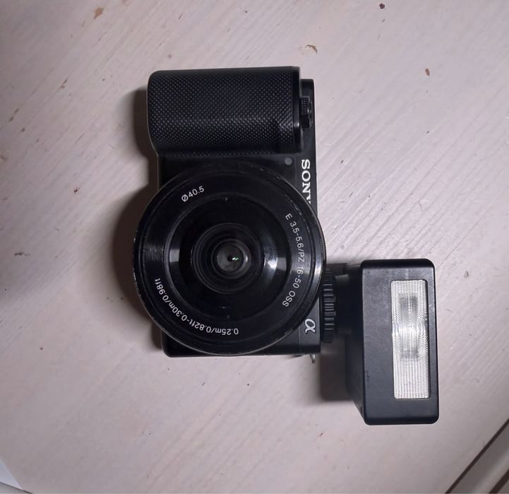 Фотоаппарат Sony ZV-E10 с объективом и вспышкой Godox iM30