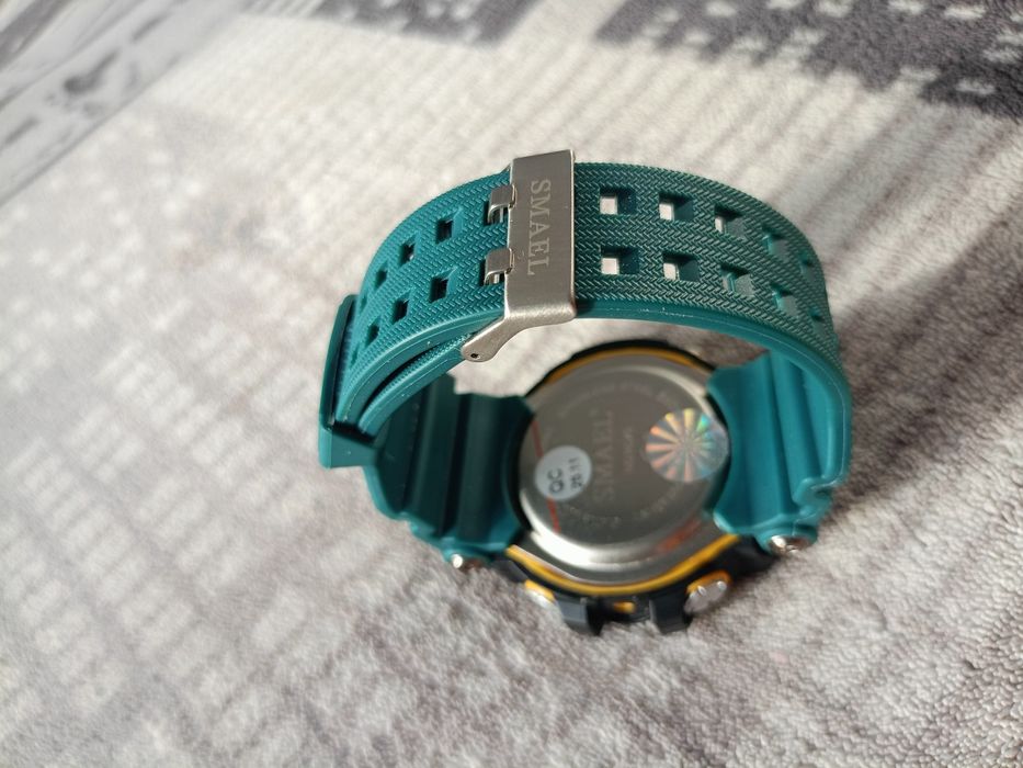 Vând ceas bărbătesc Smael funcționează doar afișajul electronic.