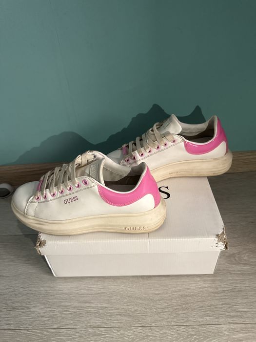 Оригинални обувки Guess