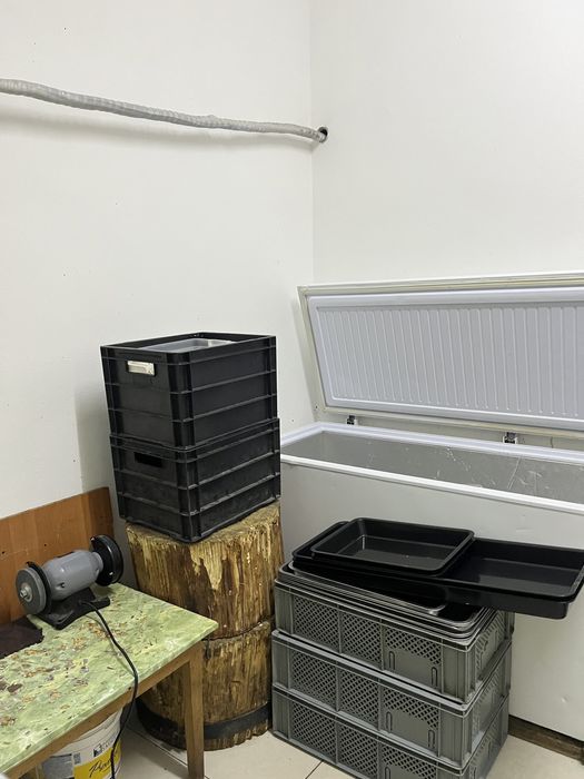 Продам большой морозильник