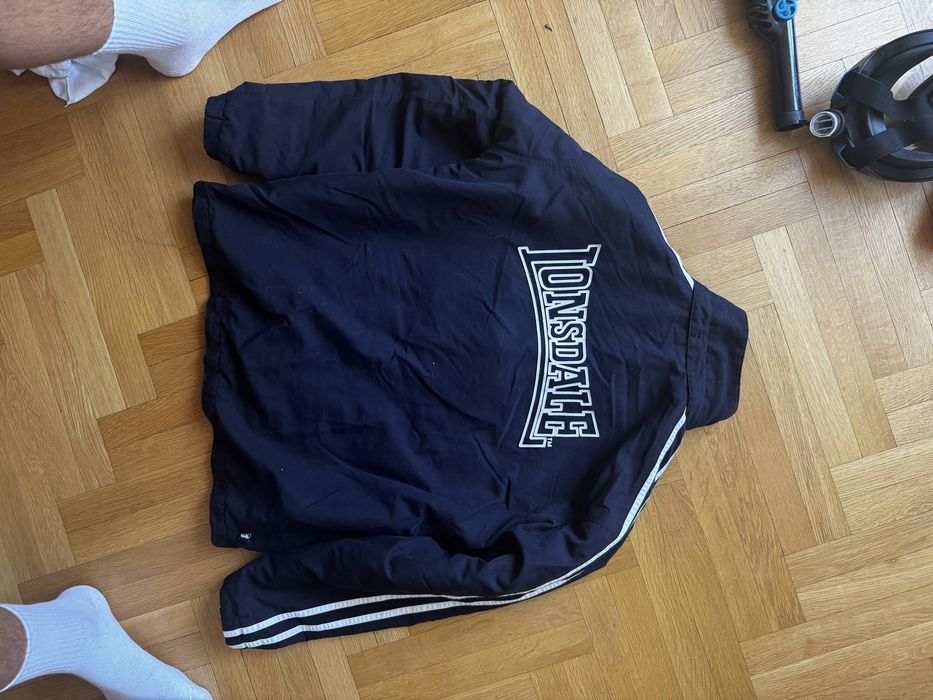 Lonsdale анорак размер М с малка дупка