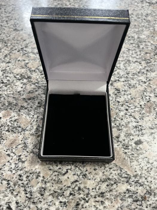 Кутии за бижута. Кожена кутия за бижу, картонена кутия за бижу.