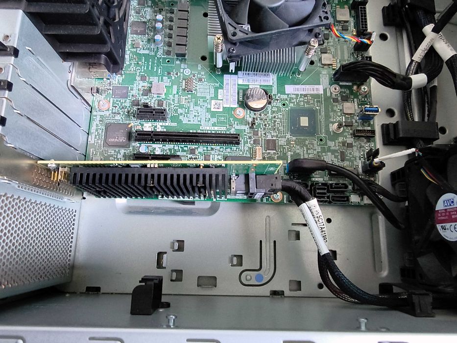 Офис сървър Lenovo ThinkSystem ST250 Tower 4LFF Xeon E-2236 32GB RAID 530-8i MT: 7Y45