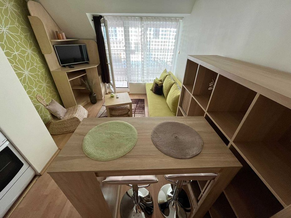 Лазур двустаен апартамент до ФЛОРА и БСУ с гледка море