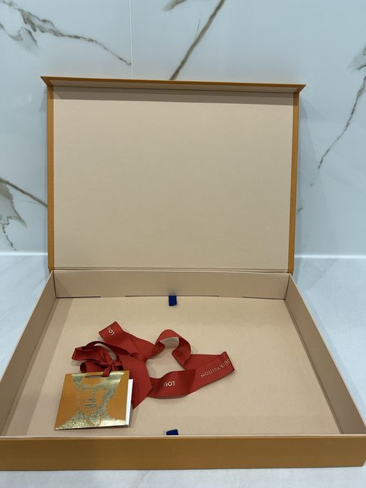 Коробка Louis Vuitton