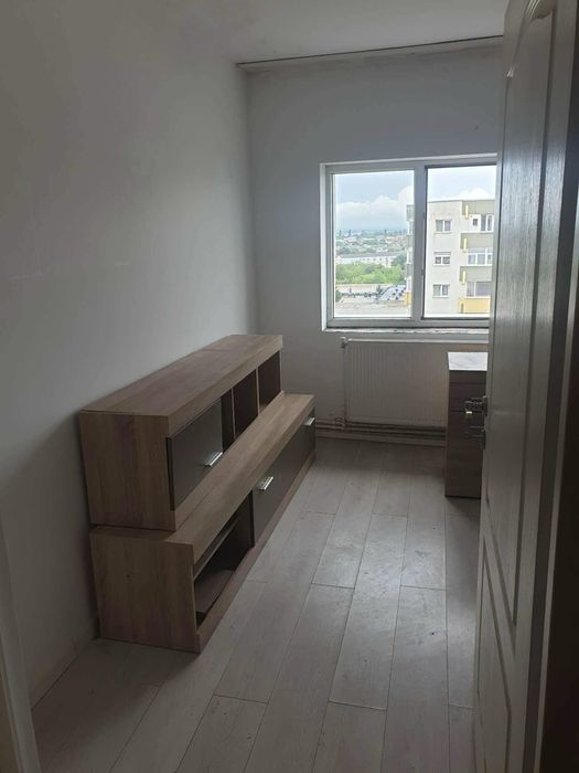 Ofer spre vanzare Apartament 4 Camere decomandat Str. Careiului