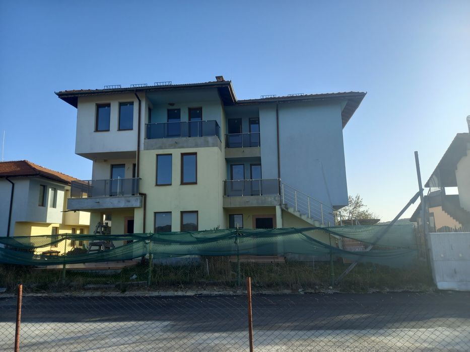 Къща  новопостроена в района наТрявна