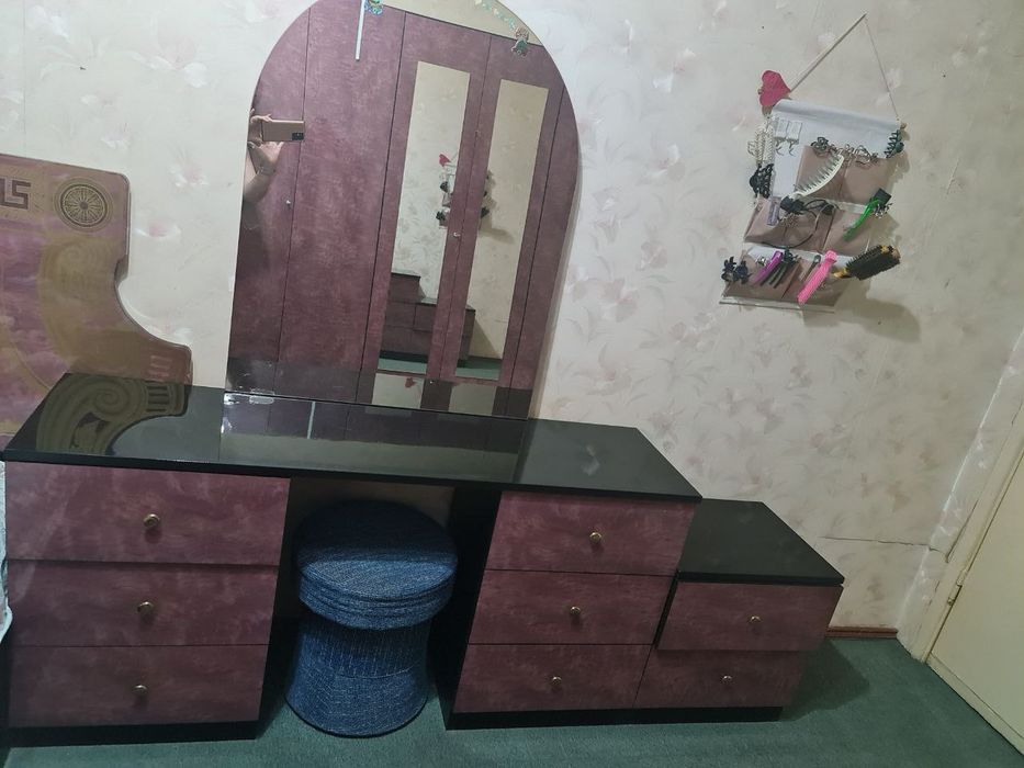 Продаётся спальный гарнитур.