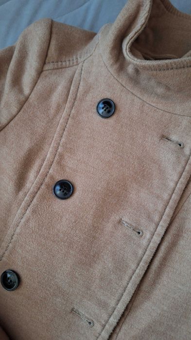 Бежово късо палто. Hm. Размер 34
