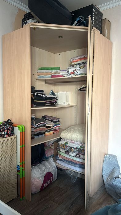 Продам шкаф угловой очень вместительный