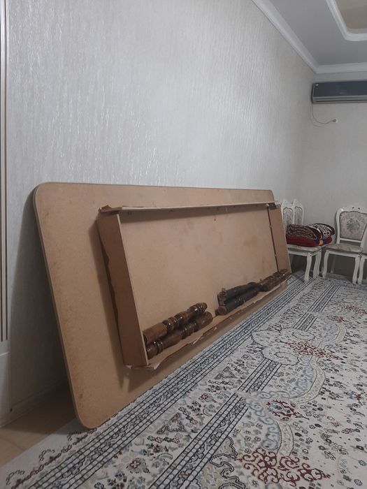 Стол с скатертью