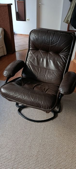 Doua fotolii unul piele și unul textil