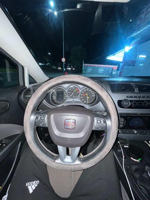 SEAT Leon 2011 — imagine 3