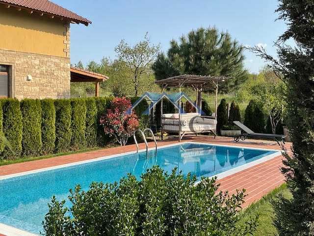 Къща 330м2, 2 гаража, басейн,5 спални, двор 675м2, 440000евро,Приселци