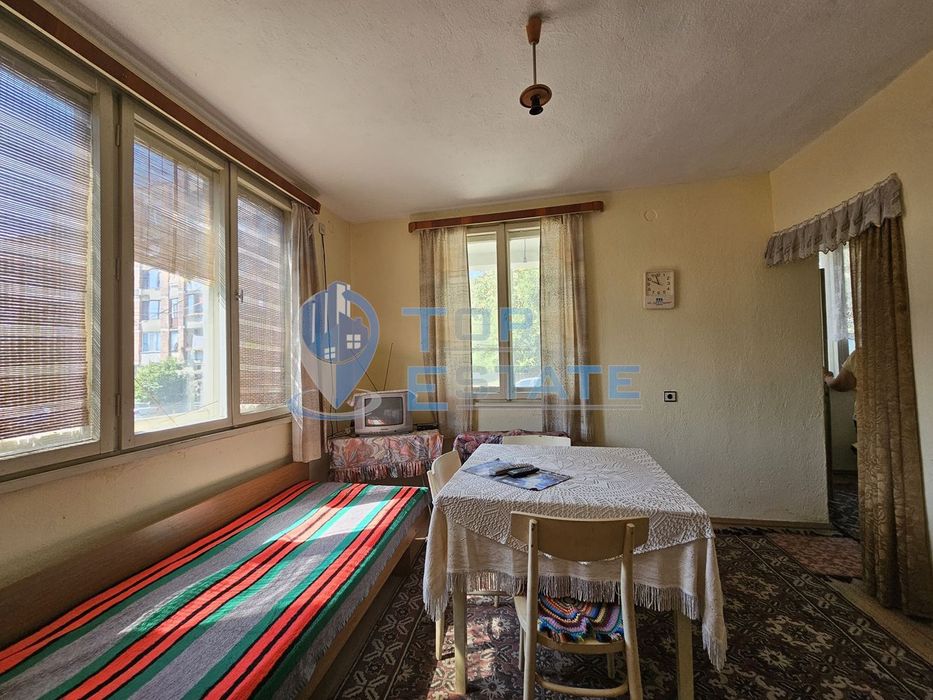 Тухлен етаж от къща с двор в град Елена