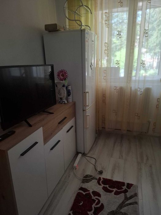 Apartament 3 camere de vânzare – Cartier Nord, Râmnicu Vâlcea  Se oferă spre vânzare apartament cu 3 camere. Renovat și mobilat
