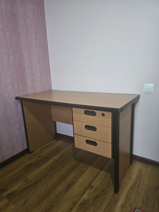 Продам стол с ящиками