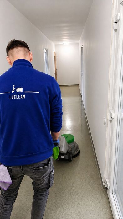 Curățenie industrială – spatii comerciale, hale, parcări, decapări profesionale
