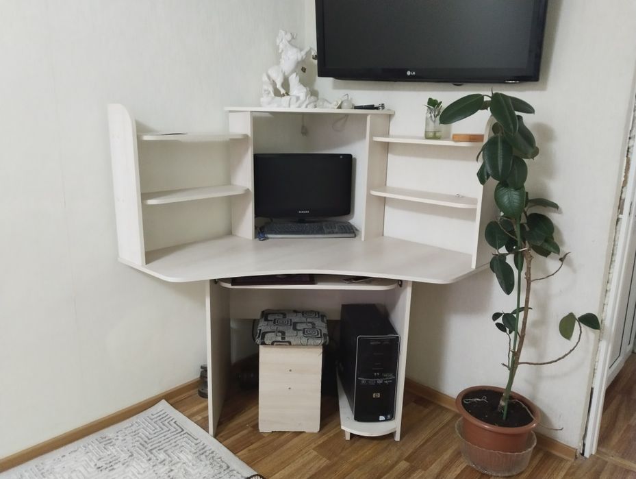 Срочно Продам угловой стол