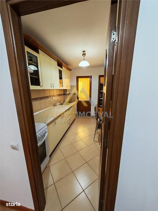 Apartament 3 camere decomandat 70 mp utili si garaj mare sub bloc