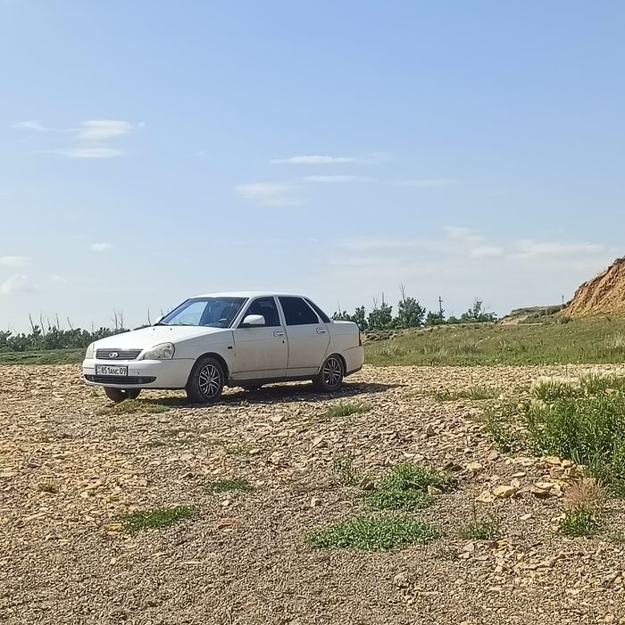 Продам Приору торг у капота.