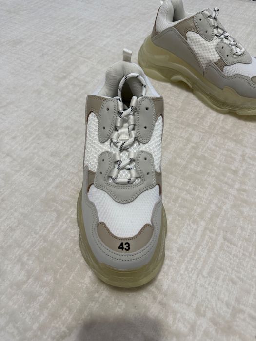balenciaga triple s,mărimea 43 prețul este negociabil