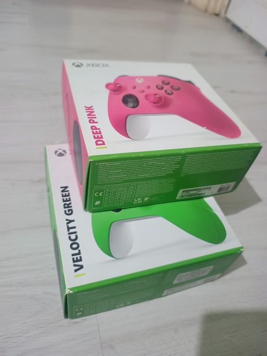 Vând 2 controllere Xbox IN GARANTIE NEFOLOSITE Verde și Roz