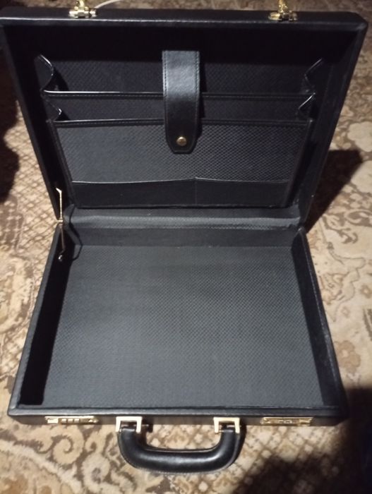 Кожен куфар със заключващ механизъм