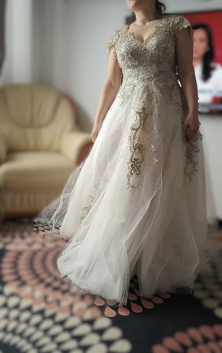 Rochie de mireasa aplicatii argintii