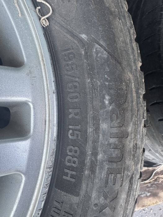 Летни Гуми с Лети джанти 195/60 R15 от Ford dot 0923