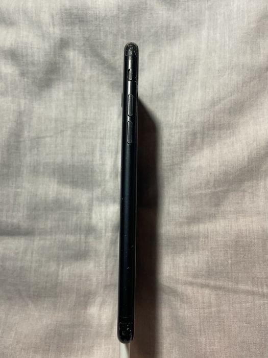 телефон Iphone 7 + калъф