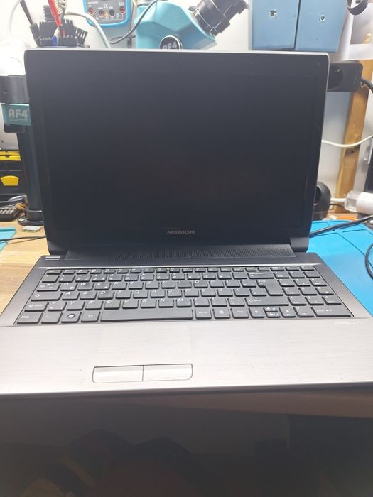 Laptop cu peste 100 de jocuri