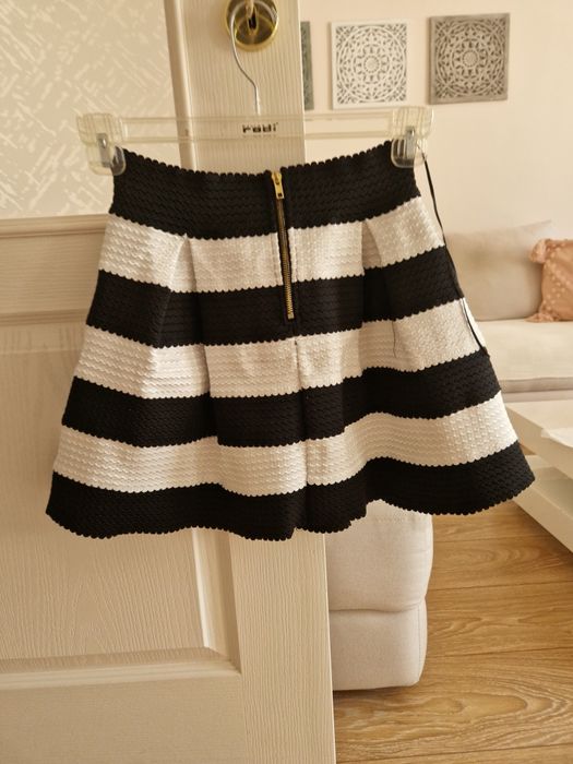 Две поли стилна дантеленс и разкроена