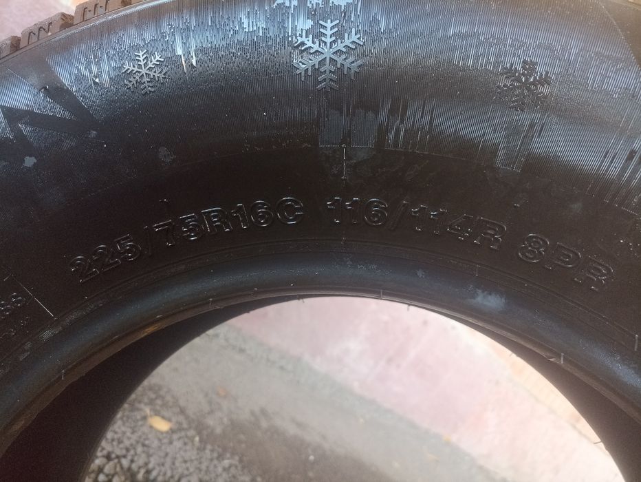 Продам зимнюю шипованую резину