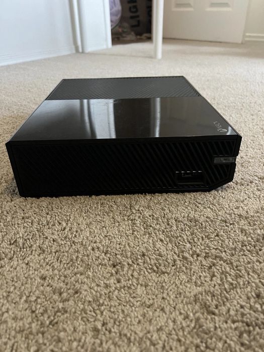 Xbox One 500gb в хорошем состоянии