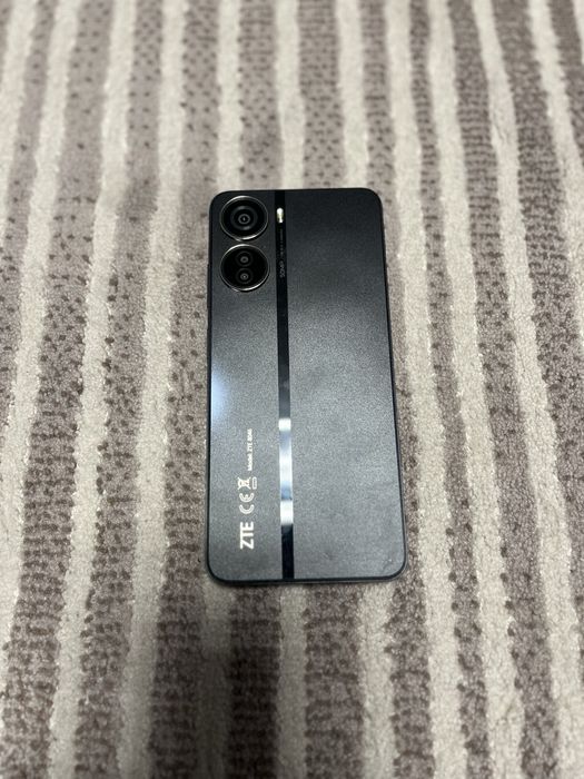 Telefon mobil ZTE Blade V40 Design