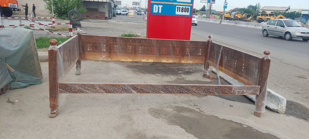 Тапчан, сури,бисетка, чор поя, калават. Качела, скамейка.