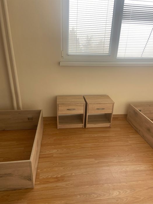 Продава две единични легла с шкафчета