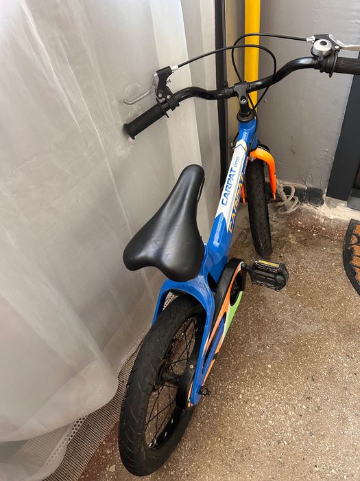 Bicicletă de copii cu roți ajutătoare!
